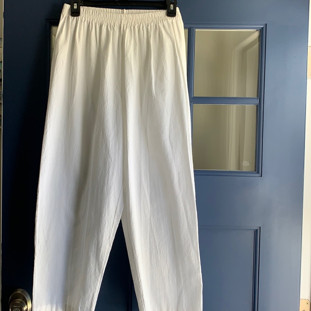 Woman’s pants white no tags at all